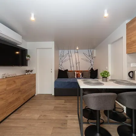 Mobile Lily, Croatia * Weißenburg