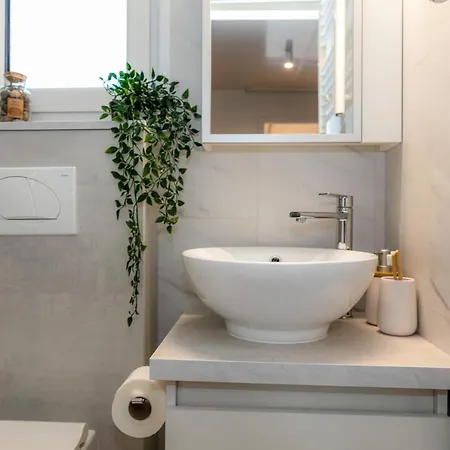 Mobile Lily, Croatia 营地